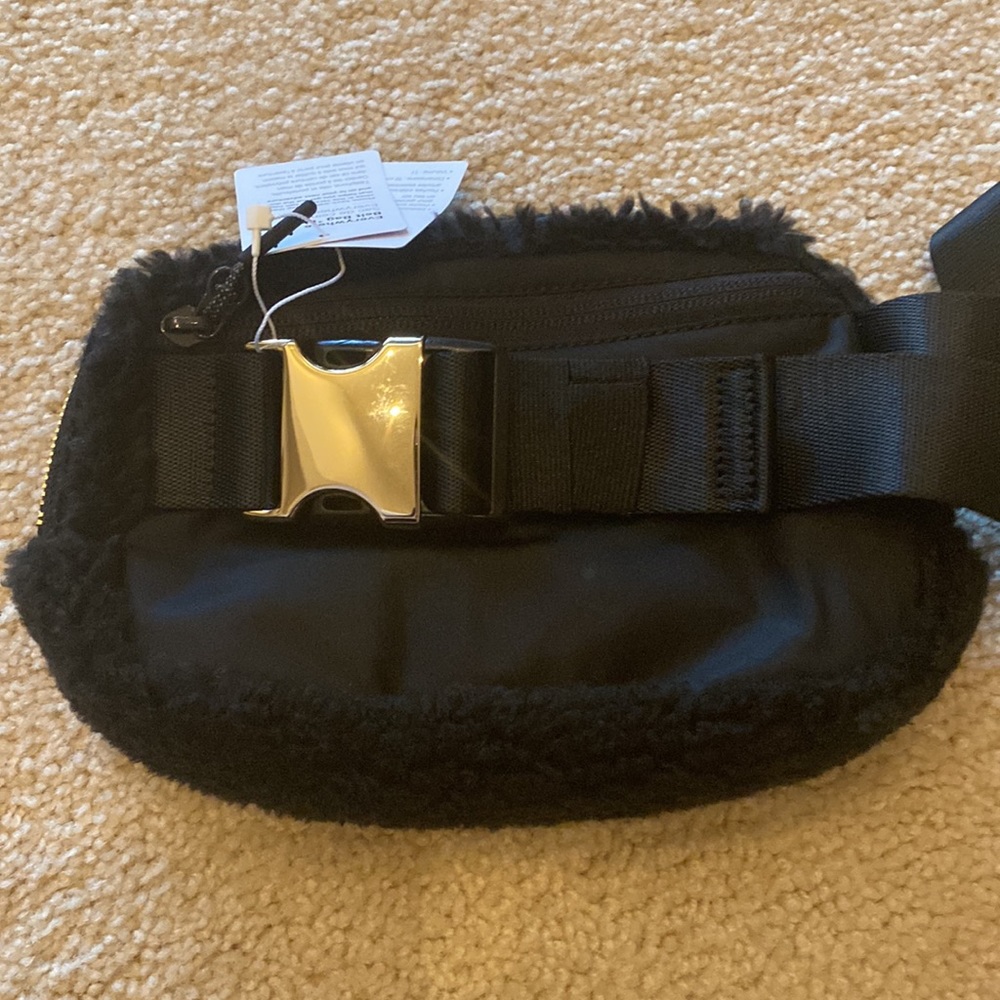 Lululemon Belt Bag black fleece nwt - Picture 4 of 9